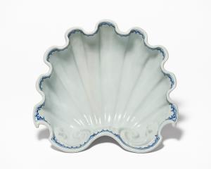 Centrotavola a conchiglia di maiolica azzurra. Fabbrica Ferniani, primo periodo: 1693-1776 Faenza, 1700 circa